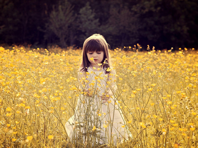 Çiçekler içinde bir kız