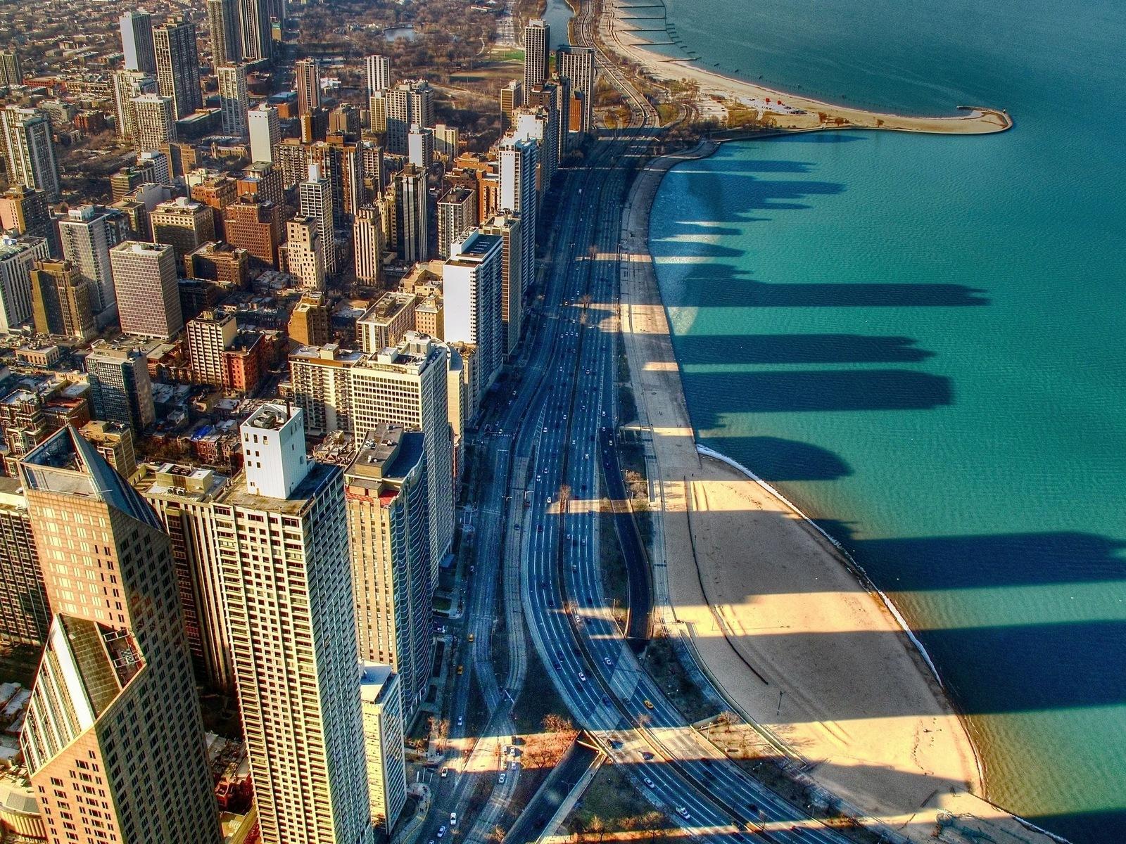 Sahil ve şehir manzarası